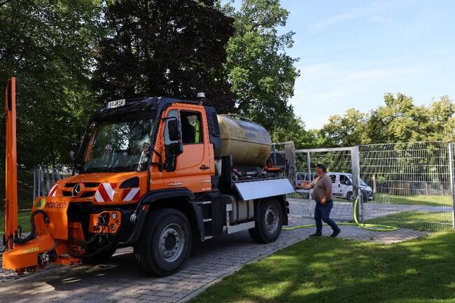 Transport des Freibadwassers mittels Tankwagen