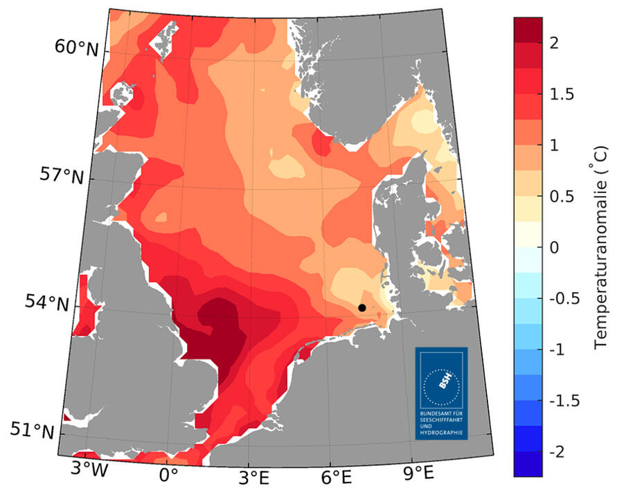 Nordsee: Abweichung des Sommermittels der Wasseroberflächentemperaturen im Jahr 2025 zum langjährigen Sommermittel von 1997 bis 2021. 